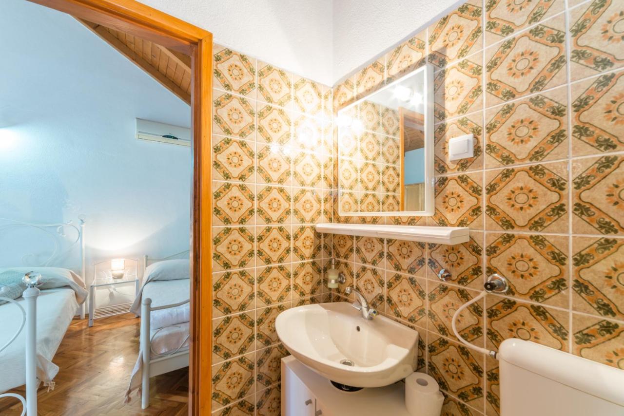 Apartmani Bugenvilija Brbinj Exterior foto