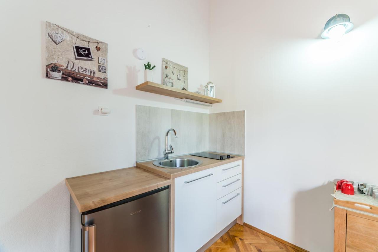 Apartmani Bugenvilija Brbinj Exterior foto