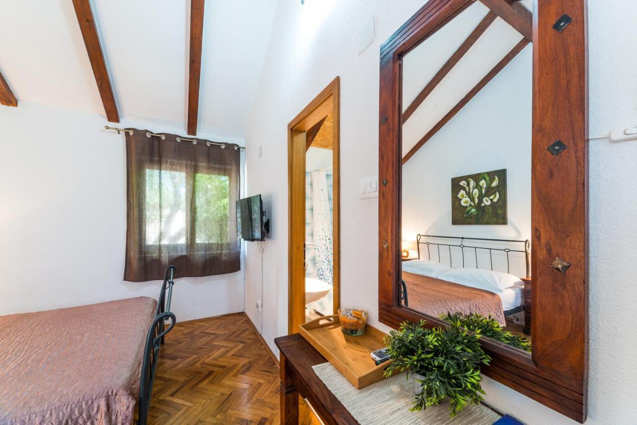 Apartmani Bugenvilija Brbinj Exterior foto